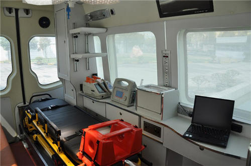 宜都市救护车内部
